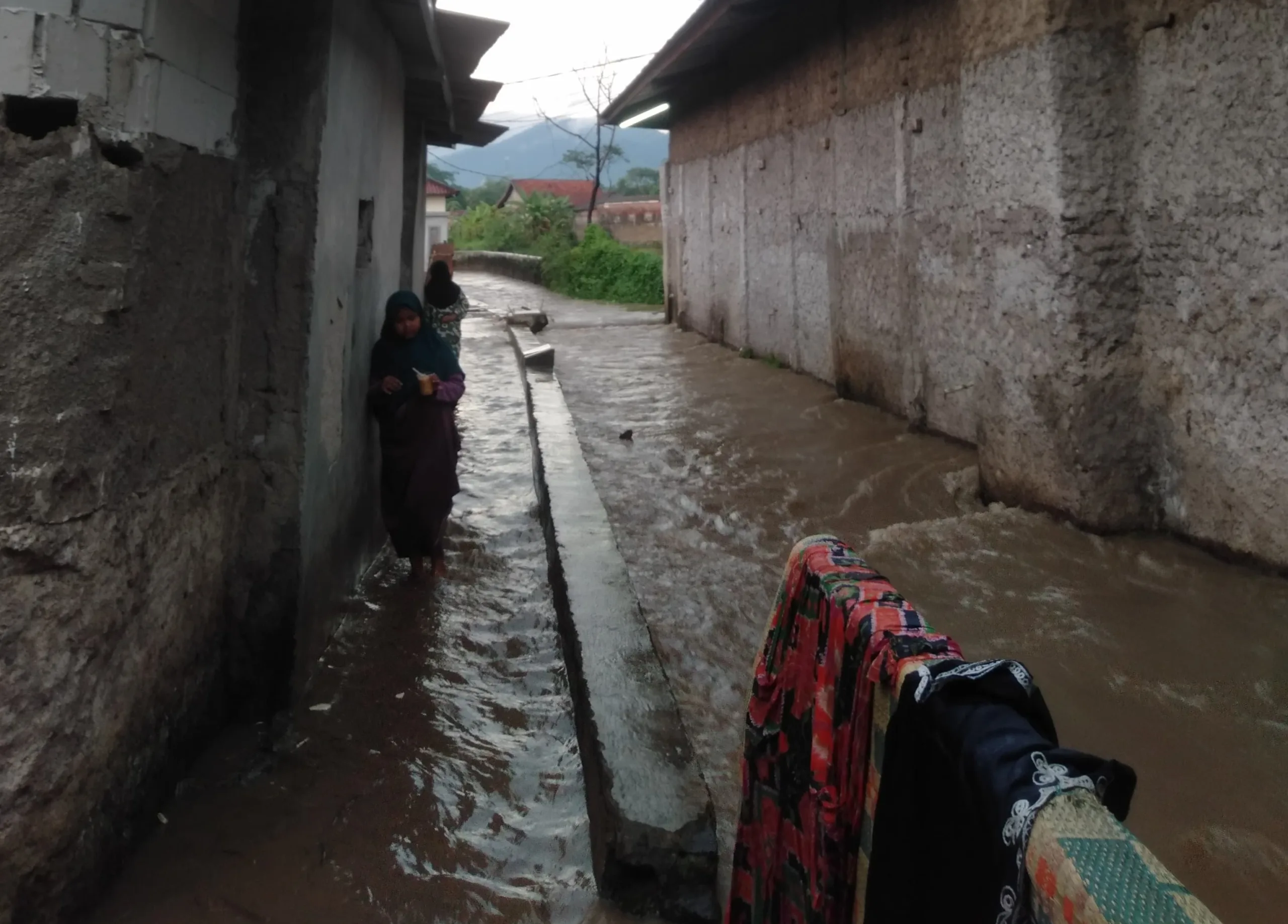Banjir melanda wilayah Karangtengah, Cianjur, usai hujan deras mengguyur pada Senin (10/11/2025). Air sungai meluap hingga masuk ke rumah warga di Kampung Samolo, Desa Ciherang.
