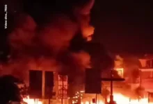 Suasana kebakaran hebat di kawasan Bundaran Pasirhayam, Cianjur, Sabtu malam (1/11/2025). Kobaran api dan asap tebal membubung dari sejumlah bangunan yang terbakar di lokasi kejadian.