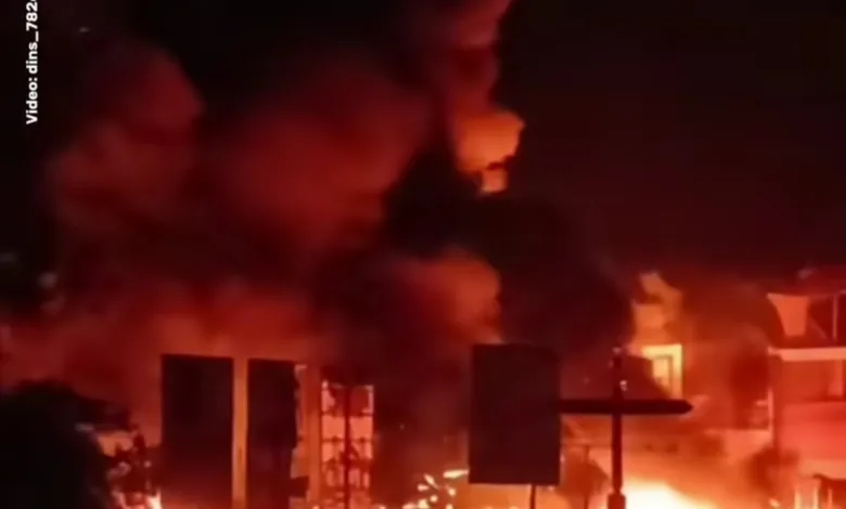 Suasana kebakaran hebat di kawasan Bundaran Pasirhayam, Cianjur, Sabtu malam (1/11/2025). Kobaran api dan asap tebal membubung dari sejumlah bangunan yang terbakar di lokasi kejadian.