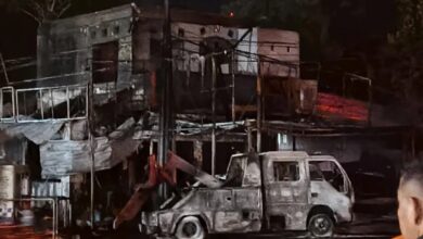 Kondisi pos polisi dan satu unit kendaraan di Kecamatan Cilaku, Cianjur, yang hangus terbakar pada Sabtu (1/11/2025) dini hari.