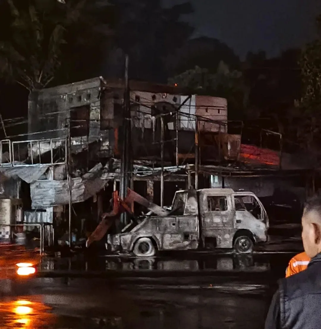 Kondisi pos polisi dan satu unit kendaraan di Kecamatan Cilaku, Cianjur, yang hangus terbakar pada Sabtu (1/11/2025) dini hari.