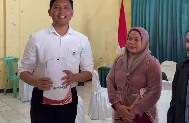 Bupati Cianjur, dr. Mohammad Wahyu Ferdian, saat meninjau pelaksanaan Isbat Nikah bagi 100 pasangan di Kecamatan Pasirkuda. Kehadiran layanan ini bertujuan menertibkan administrasi kependudukan warga di wilayah selatan Cianjur.