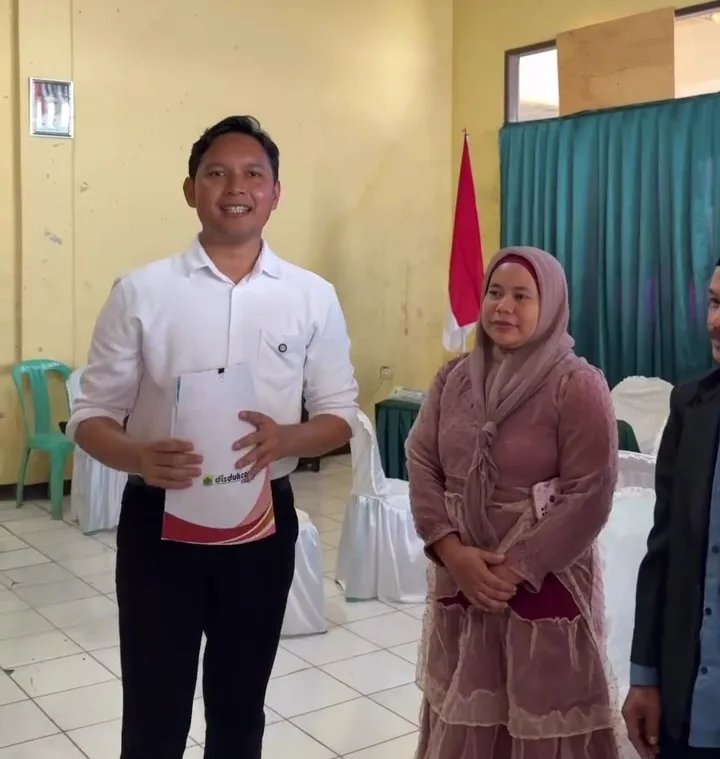 Bupati Cianjur, dr. Mohammad Wahyu Ferdian, saat meninjau pelaksanaan Isbat Nikah bagi 100 pasangan di Kecamatan Pasirkuda. Kehadiran layanan ini bertujuan menertibkan administrasi kependudukan warga di wilayah selatan Cianjur.