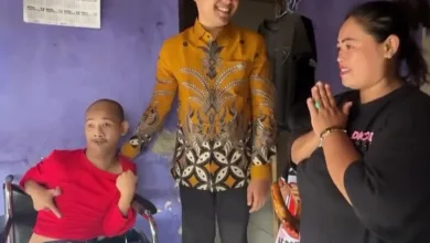 Bupati Cianjur dr. Mohammad Wahyu Ferdian serahkan bantuan kursi roda bagi warga Sukanagara. Wujud nyata pelayanan publik Pemkab Cianjur dalam menjamin pemerataan sosial dan kesehatan masyarakat.