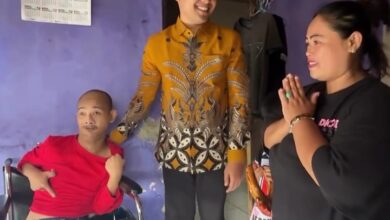 Bupati Cianjur dr. Mohammad Wahyu Ferdian serahkan bantuan kursi roda bagi warga Sukanagara. Wujud nyata pelayanan publik Pemkab Cianjur dalam menjamin pemerataan sosial dan kesehatan masyarakat.