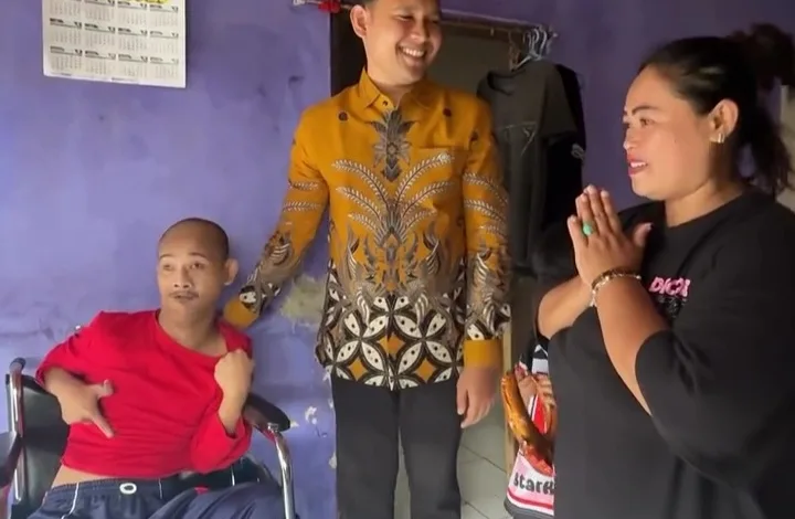 Bupati Cianjur dr. Mohammad Wahyu Ferdian serahkan bantuan kursi roda bagi warga Sukanagara. Wujud nyata pelayanan publik Pemkab Cianjur dalam menjamin pemerataan sosial dan kesehatan masyarakat.