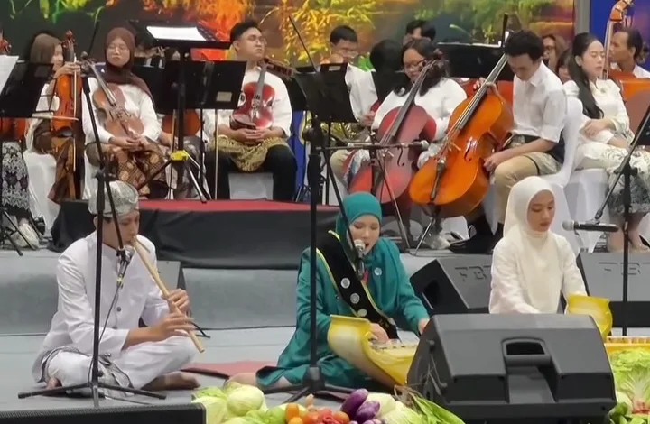 Ketua TP PKK Kabupaten Cianjur, dr. Najmah Nur Islami (tengah), memainkan kecapi sambil melantunkan tembang Mamaos diiringi pemain suling dalam acara peringatan Hari Kesatuan Gerak (HKG) PKK ke-53