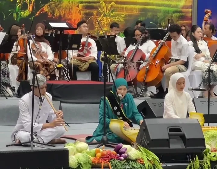 Ketua TP PKK Kabupaten Cianjur, dr. Najmah Nur Islami (tengah), memainkan kecapi sambil melantunkan tembang Mamaos diiringi pemain suling dalam acara peringatan Hari Kesatuan Gerak (HKG) PKK ke-53
