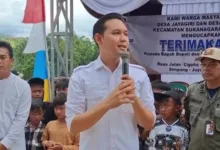 Bupati Cianjur, dr. Mohammad Wahyu Ferdian, memberikan sambutan di tengah warga saat peresmian ruas jalan Ciguha–Jayagiri dan Simpang–Jayagiri di Desa Jayagiri, Kecamatan Sukanagara, Rabu (19/11/2025).