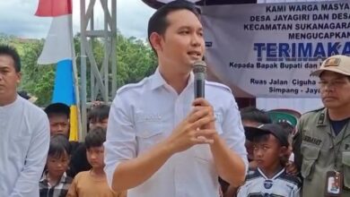 Bupati Cianjur, dr. Mohammad Wahyu Ferdian, memberikan sambutan di tengah warga saat peresmian ruas jalan Ciguha–Jayagiri dan Simpang–Jayagiri di Desa Jayagiri, Kecamatan Sukanagara, Rabu (19/11/2025).