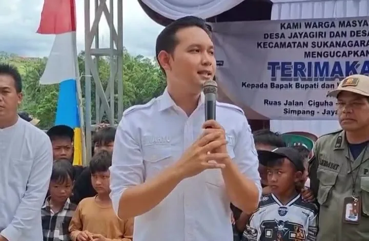 Bupati Cianjur, dr. Mohammad Wahyu Ferdian, memberikan sambutan di tengah warga saat peresmian ruas jalan Ciguha–Jayagiri dan Simpang–Jayagiri di Desa Jayagiri, Kecamatan Sukanagara, Rabu (19/11/2025).