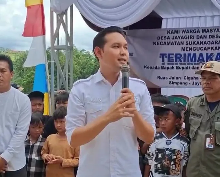 Bupati Cianjur, dr. Mohammad Wahyu Ferdian, memberikan sambutan di tengah warga saat peresmian ruas jalan Ciguha–Jayagiri dan Simpang–Jayagiri di Desa Jayagiri, Kecamatan Sukanagara, Rabu (19/11/2025).
