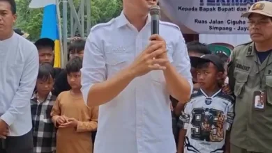 Bupati Cianjur, dr. Mohammad Wahyu Ferdian, memberikan sambutan di tengah warga saat peresmian ruas jalan Ciguha–Jayagiri dan Simpang–Jayagiri di Desa Jayagiri, Kecamatan Sukanagara, Rabu (19/11/2025).