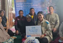PLN ULP Cipanas bersama YBM PLN Cianjur menyalurkan bantuan paket sembako kepada warga penerima manfaat di Ciloto, Jumat (14/11/2025). Kegiatan sosial ini digelar dalam rangka memperingati Hari Pahlawan.