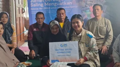 PLN ULP Cipanas bersama YBM PLN Cianjur menyalurkan bantuan paket sembako kepada warga penerima manfaat di Ciloto, Jumat (14/11/2025). Kegiatan sosial ini digelar dalam rangka memperingati Hari Pahlawan.