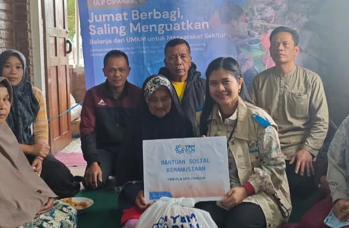 PLN ULP Cipanas bersama YBM PLN Cianjur menyalurkan bantuan paket sembako kepada warga penerima manfaat di Ciloto, Jumat (14/11/2025). Kegiatan sosial ini digelar dalam rangka memperingati Hari Pahlawan.