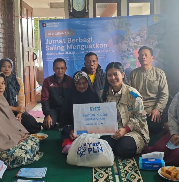 PLN ULP Cipanas bersama YBM PLN Cianjur menyalurkan bantuan paket sembako kepada warga penerima manfaat di Ciloto, Jumat (14/11/2025). Kegiatan sosial ini digelar dalam rangka memperingati Hari Pahlawan.