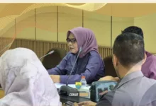 Kepala Bapenda Cianjur, Cicih Permasih (atas), memberikan penjelasan substansial terkait teknis pengelolaan pajak dalam agenda pembahasan perubahan Perda tentang Pajak dan Retribusi Daerah bersama DPRD Cianjur, Kamis (27/11/2025).