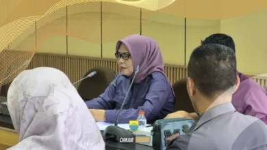 Kepala Bapenda Cianjur, Cicih Permasih (atas), memberikan penjelasan substansial terkait teknis pengelolaan pajak dalam agenda pembahasan perubahan Perda tentang Pajak dan Retribusi Daerah bersama DPRD Cianjur, Kamis (27/11/2025).