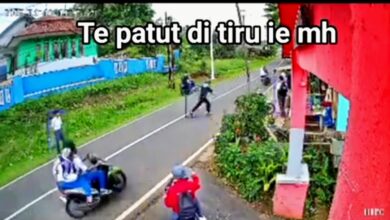 Foto: Tangkapan layar dari video CCTV viral yang merekam detik-detik tabrakan saat aksi pencegatan pelajar di Cibinong, Cianjur.