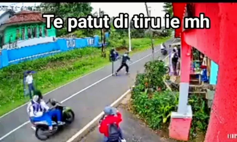 Foto: Tangkapan layar dari video CCTV viral yang merekam detik-detik tabrakan saat aksi pencegatan pelajar di Cibinong, Cianjur.