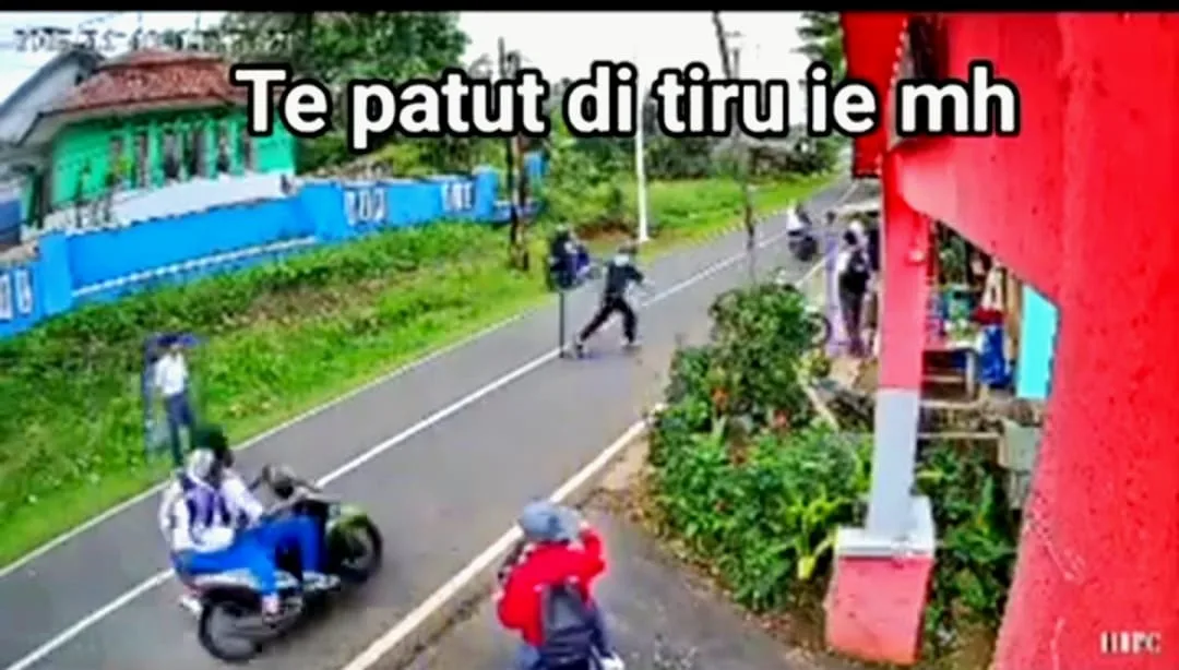 Foto: Tangkapan layar dari video CCTV viral yang merekam detik-detik tabrakan saat aksi pencegatan pelajar di Cibinong, Cianjur.