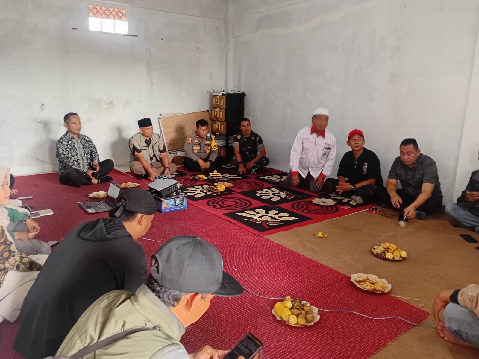 Suasana audiensi antara warga dan pemerintah Desa Benjot di kantor desa, Kamis (13/11/2025). Audiensi tersebut membahas transparansi dana BUMDes dan program pembangunan desa. (Foto: Fauzi/Cianjurupdate)