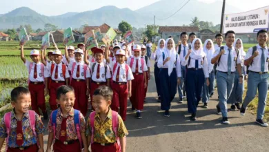 SEMANGAT WAJIB BELAJAR – Ilustrasi semangat pelajar di Kabupaten Cianjur dari jenjang TK, SD, SMP, hingga SMA menyambut Program Wajib Belajar 13 Tahun.