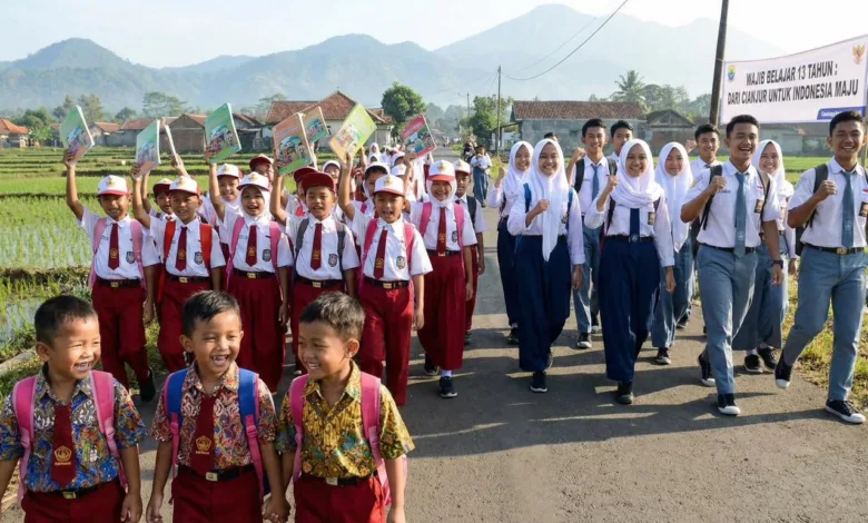 SEMANGAT WAJIB BELAJAR – Ilustrasi semangat pelajar di Kabupaten Cianjur dari jenjang TK, SD, SMP, hingga SMA menyambut Program Wajib Belajar 13 Tahun.