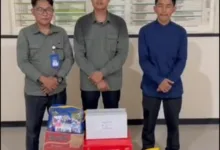 Perwakilan Dinas Sosial Kabupaten Cianjur menyerahkan paket bantuan logistik dan makanan anak di Desa Bobojong, Kecamatan Mande, Senin (18/11/2025).