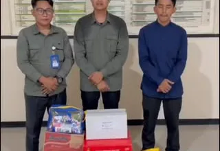 Perwakilan Dinas Sosial Kabupaten Cianjur menyerahkan paket bantuan logistik dan makanan anak di Desa Bobojong, Kecamatan Mande, Senin (18/11/2025).