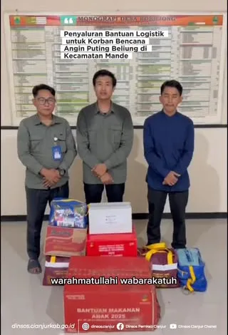 Perwakilan Dinas Sosial Kabupaten Cianjur menyerahkan paket bantuan logistik dan makanan anak di Desa Bobojong, Kecamatan Mande, Senin (18/11/2025).