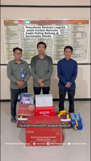 Perwakilan Dinas Sosial Kabupaten Cianjur menyerahkan paket bantuan logistik dan makanan anak di Desa Bobojong, Kecamatan Mande, Senin (18/11/2025).