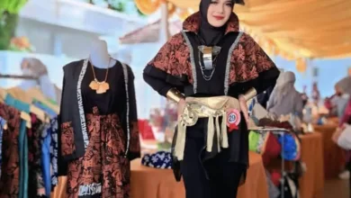 Seorang peserta menampilkan busana modifikasi Batik Cianjur dalam ajang Festival Fashion 2025 di Pendopo Kabupaten Cianjur, Jumat (22/11/2025).