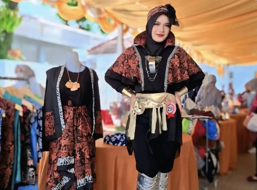 Seorang peserta menampilkan busana modifikasi Batik Cianjur dalam ajang Festival Fashion 2025 di Pendopo Kabupaten Cianjur, Jumat (22/11/2025).