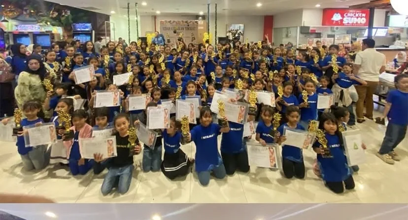 Suasana Ujian Leveling dan Resital Tari Sanggar Seni Kutalaras yang dihadiri perwakilan Disbudpar Cianjur di Jogja Department Store Ciranjang, Sabtu (22/11/2025). Para peserta didik tampak memegang piala dan sertifikat sebagai bentuk apresiasi atas kompetensi tari yang telah dicapai.