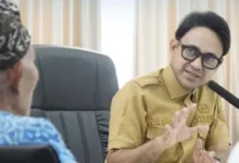 Wakil Bupati Cianjur, Ramzi (kanan), berdiskusi dengan perwakilan Paguyuban Pasundan mengenai upaya pelestarian seni dan budaya Sunda dalam audiensi di Ruang Rapat Bupati Cianjur, Senin (24/11/2025).