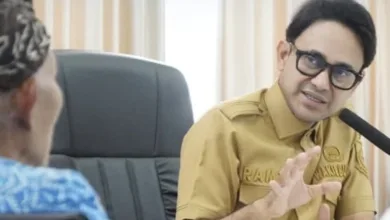 Wakil Bupati Cianjur, Ramzi (kanan), berdiskusi dengan perwakilan Paguyuban Pasundan mengenai upaya pelestarian seni dan budaya Sunda dalam audiensi di Ruang Rapat Bupati Cianjur, Senin (24/11/2025).