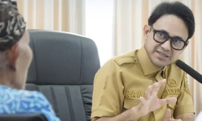 Wakil Bupati Cianjur, Ramzi (kanan), berdiskusi dengan perwakilan Paguyuban Pasundan mengenai upaya pelestarian seni dan budaya Sunda dalam audiensi di Ruang Rapat Bupati Cianjur, Senin (24/11/2025).