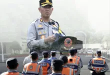 Kapolres Cianjur, AKBP Yonky (di podium), memberikan arahan kepada personel gabungan Dishub dan Polri saat memimpin Apel Gelar Pasukan Operasi Zebra Lodaya 2025 di halaman Mapolres Cianjur, Senin (17/11).