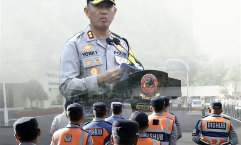 Kapolres Cianjur, AKBP Yonky (di podium), memberikan arahan kepada personel gabungan Dishub dan Polri saat memimpin Apel Gelar Pasukan Operasi Zebra Lodaya 2025 di halaman Mapolres Cianjur, Senin (17/11).