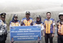 Tim gabungan dari Dishub Kabupaten Cianjur, Satlantas Polres Cianjur, dan Taruna STTD bersiaga saat pelaksanaan survei Road Side Interview (RSI) di kawasan perbatasan Cianjur, Selasa (25/11/2025).