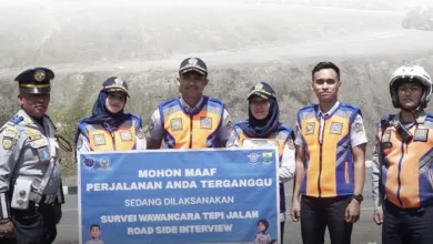 Tim gabungan dari Dishub Kabupaten Cianjur, Satlantas Polres Cianjur, dan Taruna STTD bersiaga saat pelaksanaan survei Road Side Interview (RSI) di kawasan perbatasan Cianjur, Selasa (25/11/2025).
