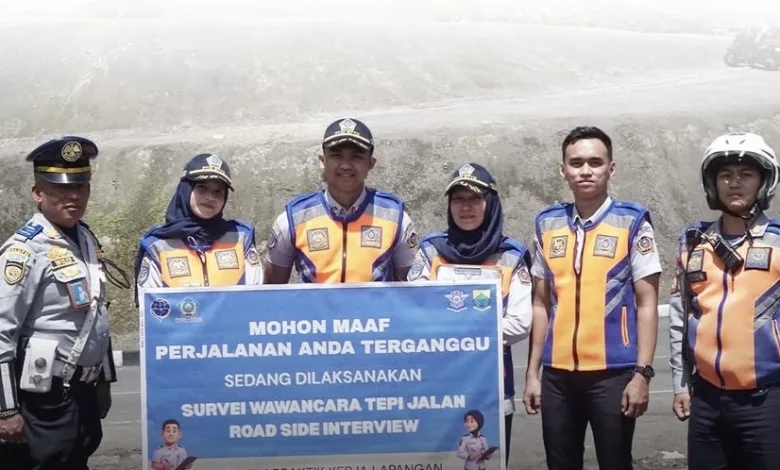 Tim gabungan dari Dishub Kabupaten Cianjur, Satlantas Polres Cianjur, dan Taruna STTD bersiaga saat pelaksanaan survei Road Side Interview (RSI) di kawasan perbatasan Cianjur, Selasa (25/11/2025).