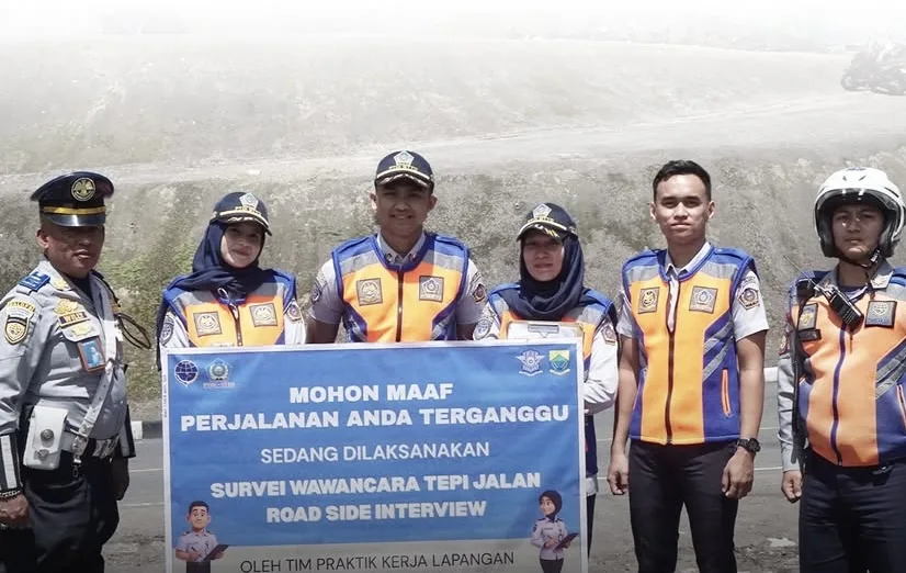 Tim gabungan dari Dishub Kabupaten Cianjur, Satlantas Polres Cianjur, dan Taruna STTD bersiaga saat pelaksanaan survei Road Side Interview (RSI) di kawasan perbatasan Cianjur, Selasa (25/11/2025).