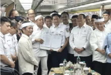 Gubernur Jawa Barat Dedi Mulyadi (kiri) bersama Direktur Utama PT KAI Bobby Rasyidin (tengah) memperlihatkan dokumen Perjanjian Kerja Sama usai penandatanganan di dalam kereta inspeksi, Selasa (25/11/2025).