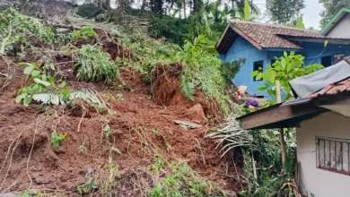 Bencana longsor menerjang Kampung Pasir Tunagan, Cugenang, Cianjur, Senin (11/10), akibat hujan deras. Satu rumah warga tertimbun material longsor dan 20 jiwa terpaksa mengungsi. (Fauzi/Cianjurupdate)