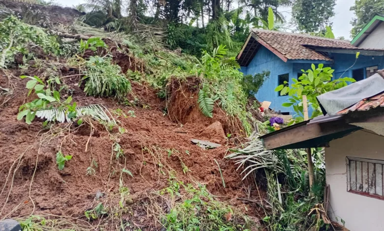 Bencana longsor menerjang Kampung Pasir Tunagan, Cugenang, Cianjur, Senin (11/10), akibat hujan deras. Satu rumah warga tertimbun material longsor dan 20 jiwa terpaksa mengungsi. (Fauzi/Cianjurupdate)
