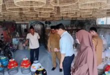 BERDIALOG LANGSUNG: Bupati Cianjur, dr. Muhammad Wahyu Ferdian (kemeja putih), menyimak penjelasan pengrajin terkait detail sangkar burung di Desa Sindangasih. Kunjungan ini menegaskan dukungan pemerintah terhadap keberlangsungan usaha lokal yang menyerap banyak tenaga kerja. (Foto: Fauzi/Cianjurupdate)