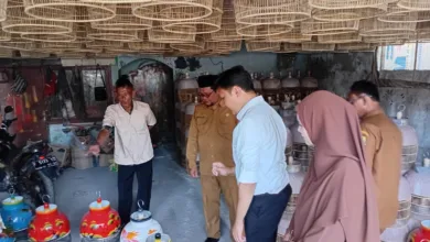 BERDIALOG LANGSUNG: Bupati Cianjur, dr. Muhammad Wahyu Ferdian (kemeja putih), menyimak penjelasan pengrajin terkait detail sangkar burung di Desa Sindangasih. Kunjungan ini menegaskan dukungan pemerintah terhadap keberlangsungan usaha lokal yang menyerap banyak tenaga kerja. (Foto: Fauzi/Cianjurupdate)